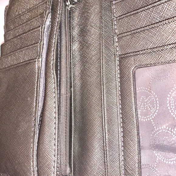 WELL LOVED MICHAEL KORS WALLET 🌟🌟❤️ - Picture 3 of 5